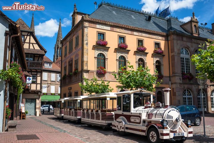 Immagine Escursione con il trenino turistico nel centro storico di Obernai, Francia. Siamo in una delle più belle cittadine francesi sulla Strada del Vino in Alsazia - © 255047506 / Shutterstock.com