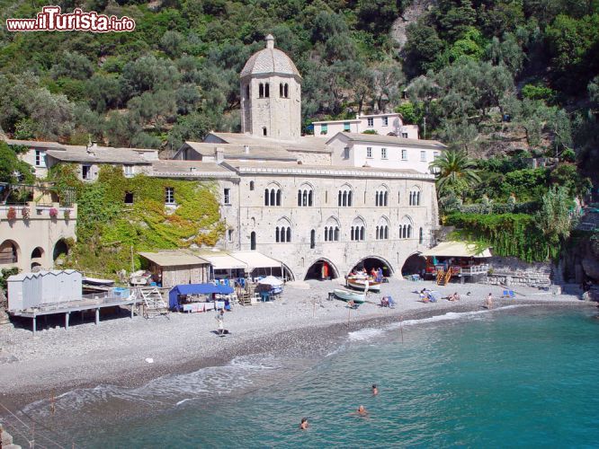 Immagine La baia di San Fruttuoso e la sua abbazia: un tesoro della Liguria - l'Abbazia di San Fruttuoso, dedicata all'omonimo vescovo catalano, è situato in una splendida baia di Camogli, conosciuta come baia di San Fruttuoso di Capodimonte. Questo imponente monastero, raggiungibile solo via mare, è stato edificato nel X secolo e ha ospitato per secoli una comunità di monaci benedettini, per poi diventare in tempi più recenti, abitazione privata. Nel 1983, i proprietari donarono la struttura al FAI e, da allora, è aperta ai turisti e utilizzata per concerti ed eventi. - © Thomas Barrat / Shutterstock.com