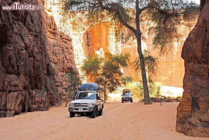 Immagine Una escursione in fuoristrada nel deserto del Sahara: il percorso in una Gola - Foto di Giulio Badini / I Viaggi di Maurizio Levidel Ciad