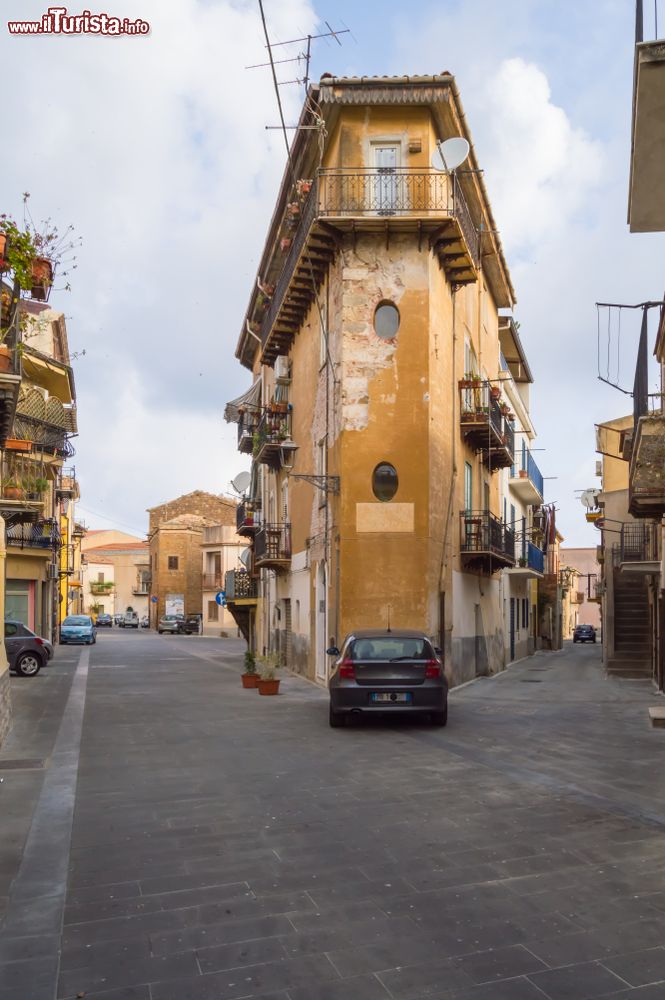 Immagine Escursione nel centro storico di Santo Stefano di Camastra, Sicilia settentrionale