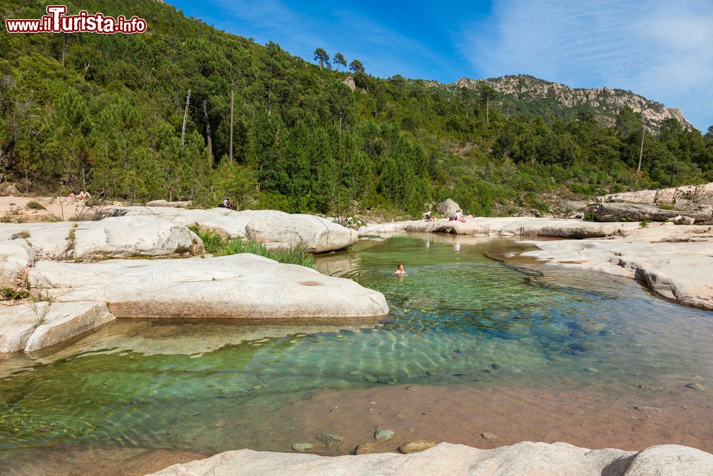 Immagine Escursione nell'entroterra di Lecci, la piscina naturale di Cavu in Corsica