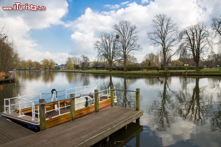 Immagine Escursioni in barca sul fiume Avon a Stratford, Inghilterra - Per andare alla scoperta della città famosa in tutto il mondo per aver dato i natali a Shakespeare si può anche scegliere di fare un'escursione in barca lungo il corso fluviale dell'Avon © Victor Maschek / Shutterstock.com