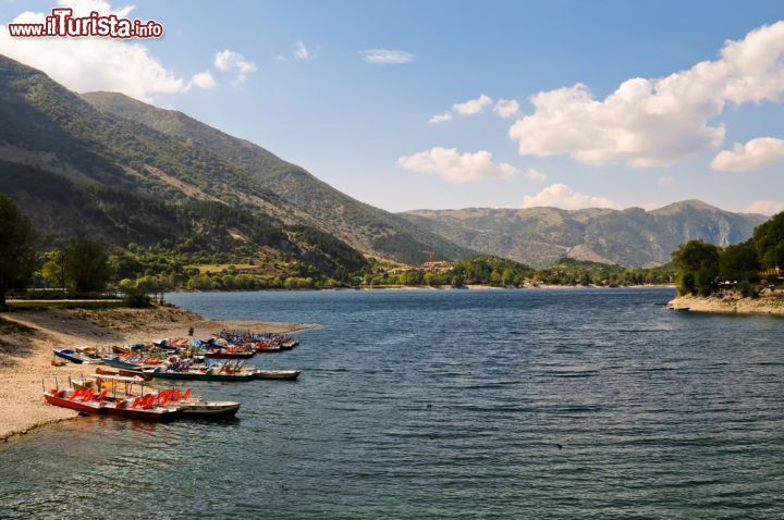 Immagine Escursioni in barca sul Lago di Scanno in Abruzzo - © Gianluca Rasile / Shutterstock.com