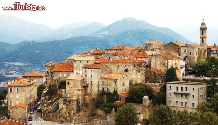 Immagine Le montagne che circondano il borgo di Sartène (Corsica) sono ottime per escursioni e trekking in ogni stagione