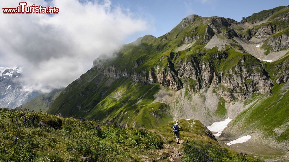 Immagine Un escursionista lungo i sentieri delle montagne di Hasliberg, Svizzera. In estate sono molti gli appassionati di camminate che scelgono questi monti per fare trekking.