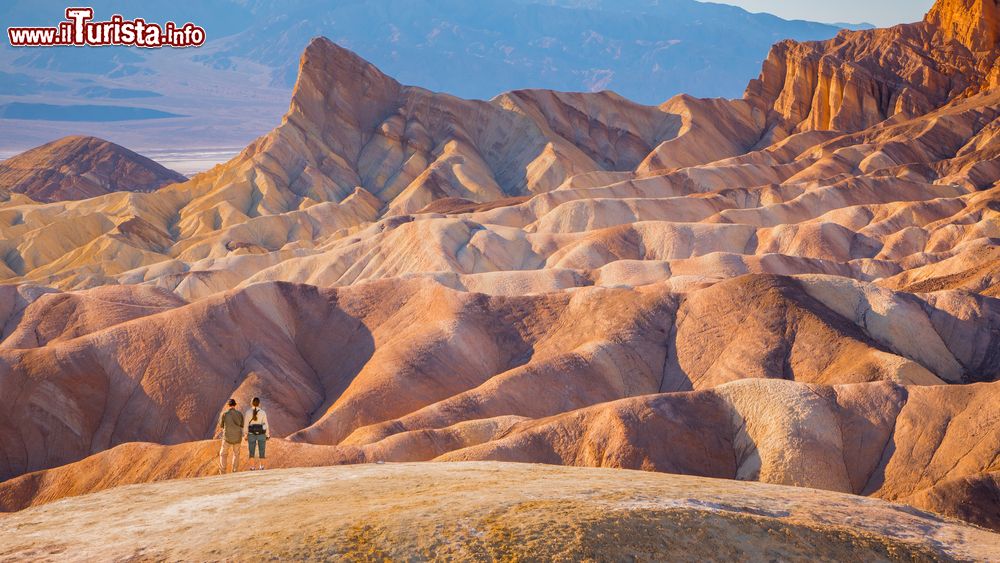 Immagine Escursionisti contemplano un paesaggio della Death Valley, Stati Uniti d'America.