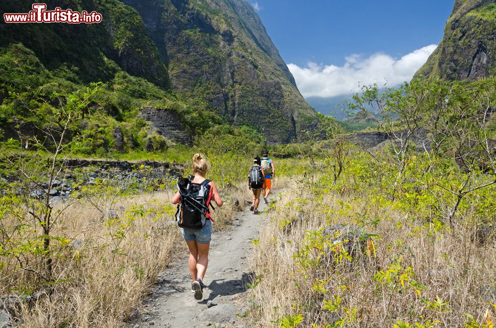 Immagine Escursionisti su un percorso nell'interno dell'isola de La Réunion, Francia d'oltremare. Il Cirque de Mafate è uno dei luoghi più selvaggi di quest'isola che conserva ancora minuscoli villaggi immersi in una natura rigogliosa.