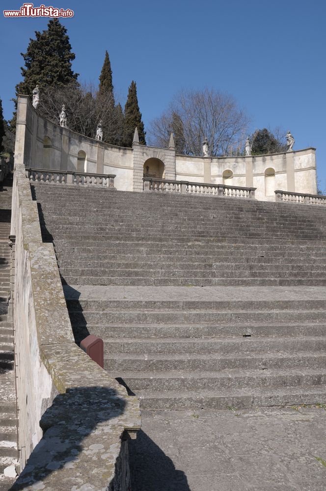 Immagine Esedra neoclassica a Monselice, Veneto, Italia. Un'immagine della scenografica scalinata seicentesca della città sulla cui sommità una piccola cappella ricorda il soggiorno di San Francesco Saverio avvenuto nel 1537.