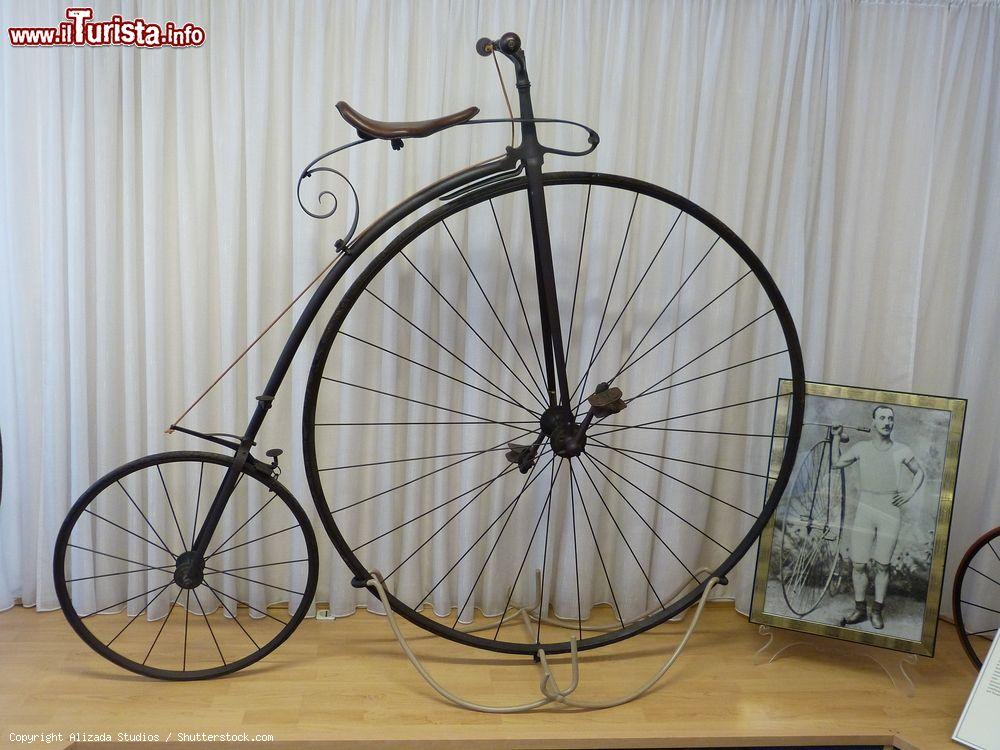 Immagine Un esemplare di bicicletta del 1876 al National Fietsmuseum Velorama di Nijmegen, Olanda - © Alizada Studios / Shutterstock.com
