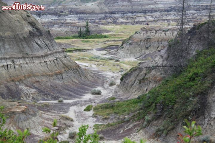 Immagine Esplorando i calanchi di Drumheller, le cosiddette badlands canadesi. - © Irina Perekhvatova / Shutterstock.com