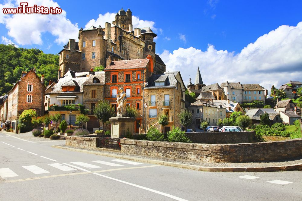 Immagine Estaing, Midi Pirenei, uno dei villaggi piu belli di Francia. Questo piccolo Comune rurale ha saputo mantenere e valorizzare il proprio patrimonio culturale e storico.