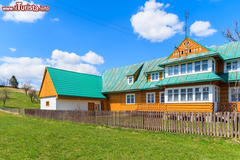 Immagine Estate a Chocholow: una tipica casa storica in legno sui Monti Tatra in Polonia