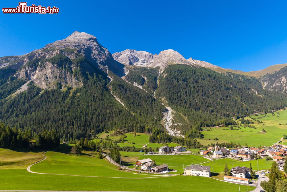 Immagine Estate nei Grigioni in Svizzera: il pittoresco villaggio di Bergun fotografato dal trenino del Bernina Express