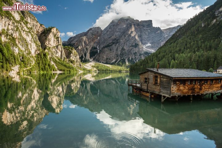Immagine Estate sul Lago di Braies uno dei gioielli turistici della Alta Val Pusteria  - © Federica Violin / Shutterstock.com
