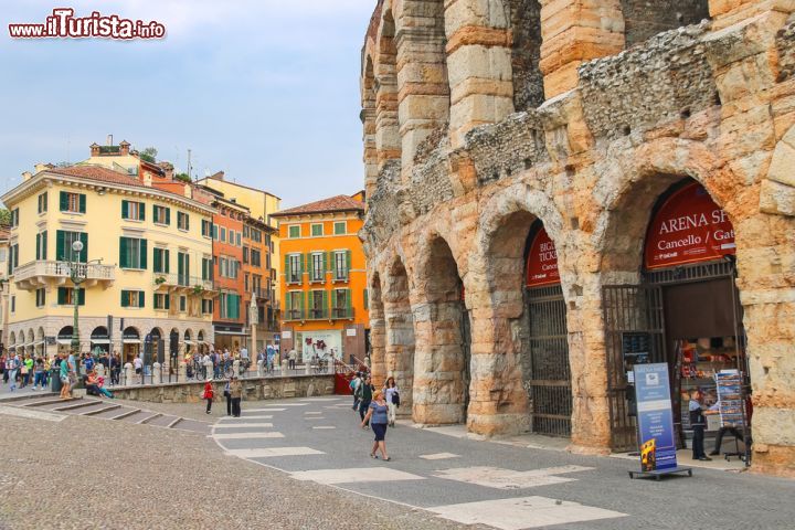 Immagine L'Arena di Verona richiama ogni anno numerosi turisti, specialmente durante la stagione estiva della Lirica, quando vengono organizzati anche concerti di cantanti e complessi di fama internazionale - © Nick_Nick / Shutterstock.com