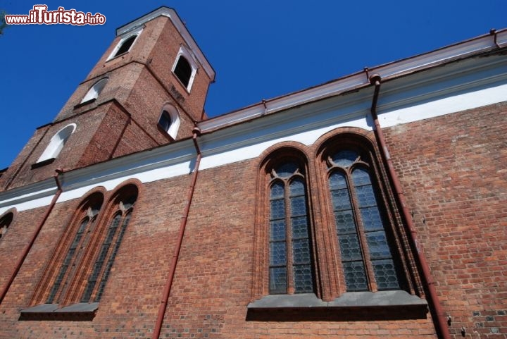 Immagine Esterno della Cattedrale dei Santi Pietro e Paolo a Kaunas (LItuania) - © fotique / iStockphoto LP.