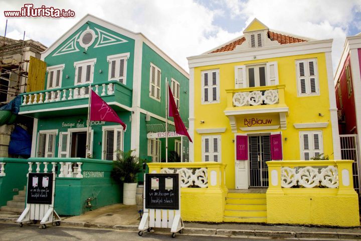 Immagine Esterno colorato dell'hotel BijBlauw a Curacao, Antille olandesi.