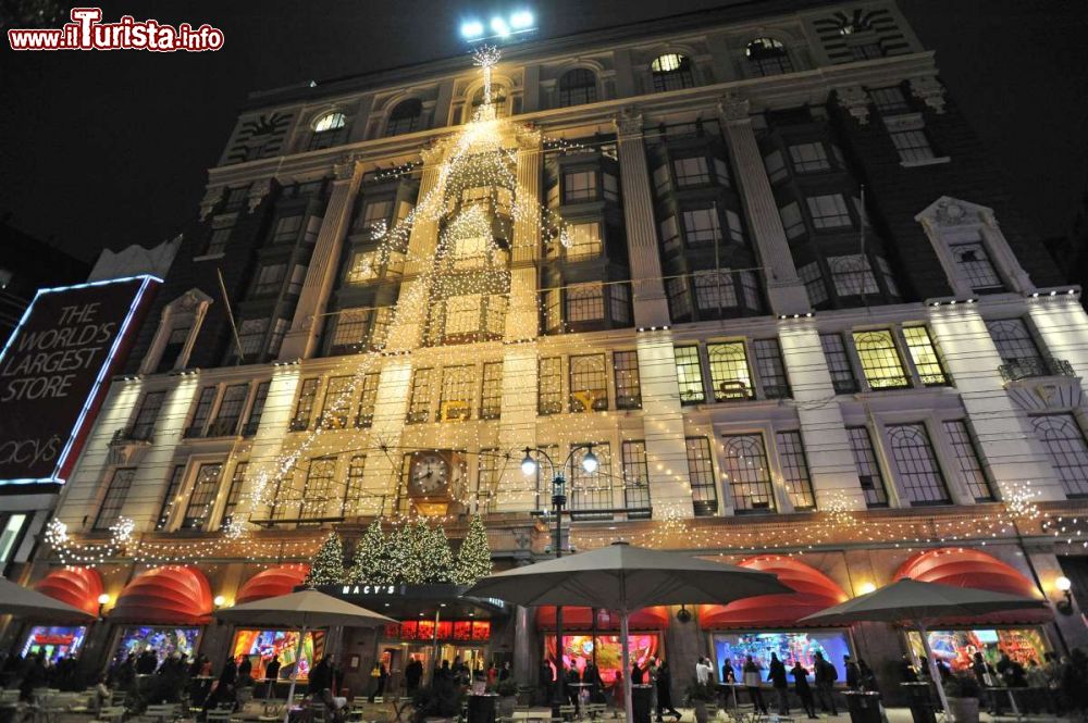 Immagine L'esterno dei grandi magazzini di Macy's addobbati per le feste. Siamo a Manhattan, New York City - foto © Julienne Scaer