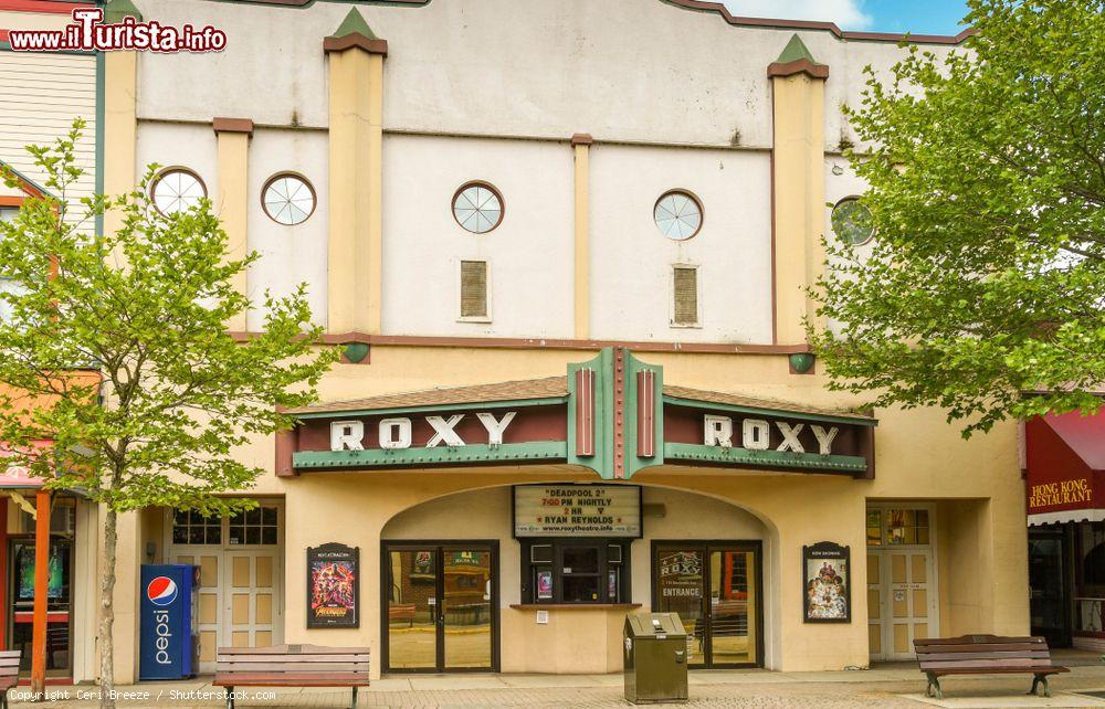 Immagine Esterno del cinema Roxy nel centro storico della città di Revelstoke, Canada - © Ceri Breeze / Shutterstock.com