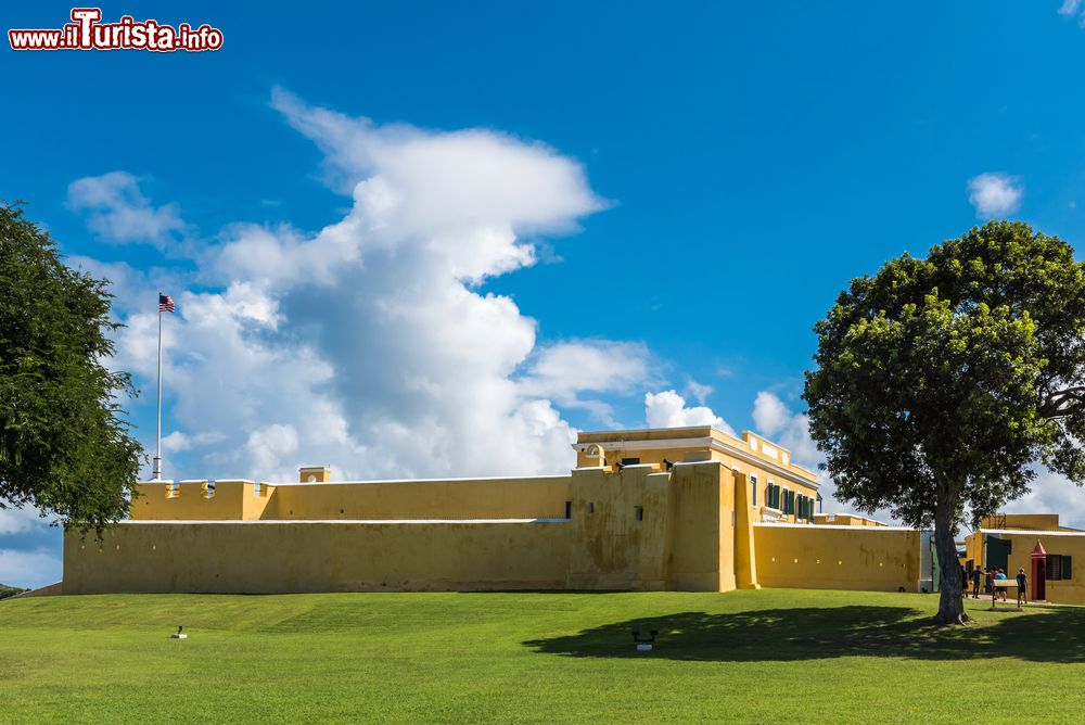 Immagine Esterno del forte di Christiansted sull'isola di Saint Croix, Virgin Islands (USA).