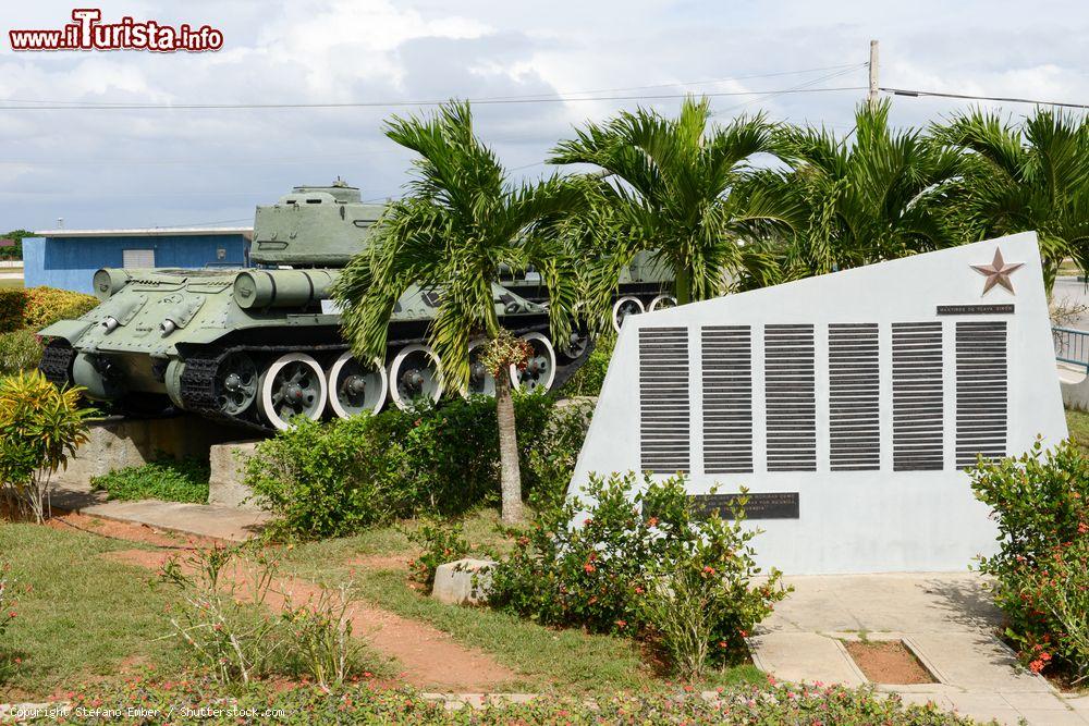 Immagine Esterno del museo sull'invasione di Baia dei Porci a Playa Giron, Cuba. Fra i cimeli esposti all'ingresso dell'edificio vi è anche un carroarmato - © Stefano Ember / Shutterstock.com