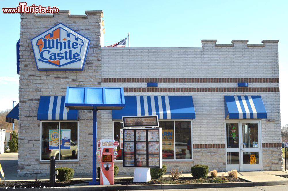 Immagine Esterno del ristorante White Castle di Columbus, Ohio, USA. Si tratta della principale catena di fast food degli Stati Uniti - © Eric Glenn / Shutterstock.com