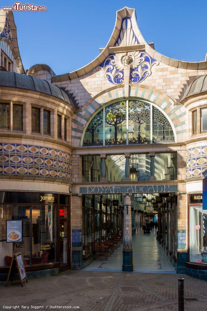 Immagine Esterno del Royal Arcade di Norwich, contea di Norfolk, Inghilterra. Si tratta di un centro commerciale al coperto disegnato in stile art nouveau da George Skipper nel 1899 - © Mary Doggett / Shutterstock.com