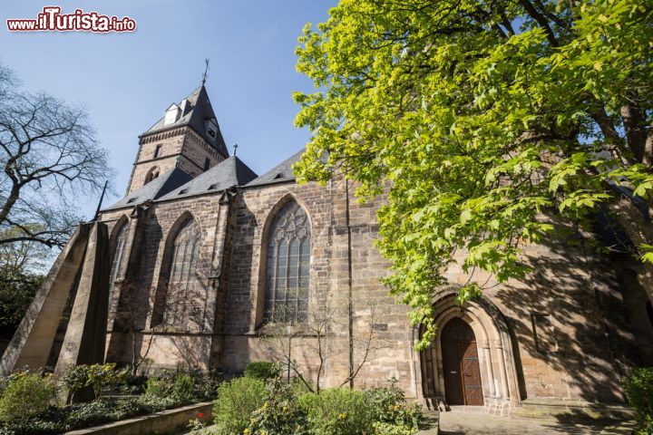 Immagine Esterno della chiesa di San Bonifacio a Hameln, Germania. Oltre ad essere la più antica chiesa cittadina, questo edificio religioso, che vanta una cripta romanica molto bella, è anche il luogo migliore da cui ammirare il panorama sull'intera città. Con un'architettura austera e imponente, San Bonifacio si presenta con grandi spazi e poche decorazioni interne: attualmente di confessione luterana, subì molti danni durante l'occuapzione di Napoleone III°- © Tobias Arhelger / Shutterstock.com