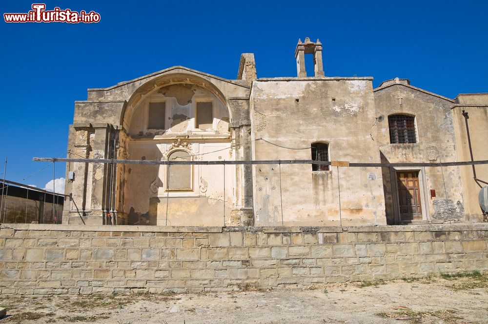 Immagine L'esterno della chiesa di San Pietro a Craco, Matera, Basilicata. Edificato attorno al 1630, questo convento ospitava 18 frati minori francescani fra cui tale Nicola Onorati esperto in scienze agronomiche e naturalistiche.