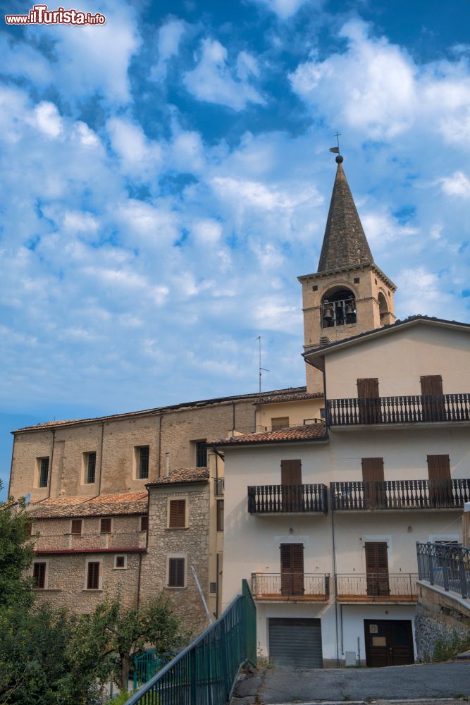 Immagine Esterno della chiesa di Santa Maria Maggiore a Caramanico Terme, Abruzzo. E' stata costruita in stile gotico con portale ad arco acuto raffigurante l'incoronazione della Vergine.