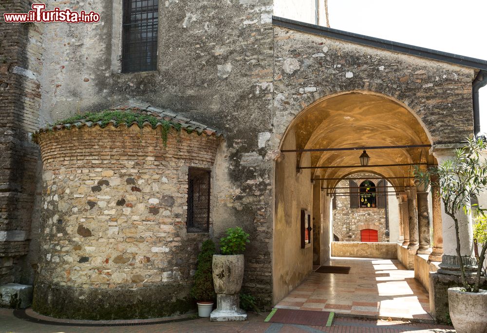 Immagine Esterno della chiesa di Santa Maria Maggiore a Sirmione, provincia di Brescia, Lombardia. Nota anche come Santa Maria della neve, questa chiesa appoggia il fianco settentrionale sulle mura di fortificazione di epoca medievale che chiudevano a nord il borgo.
 