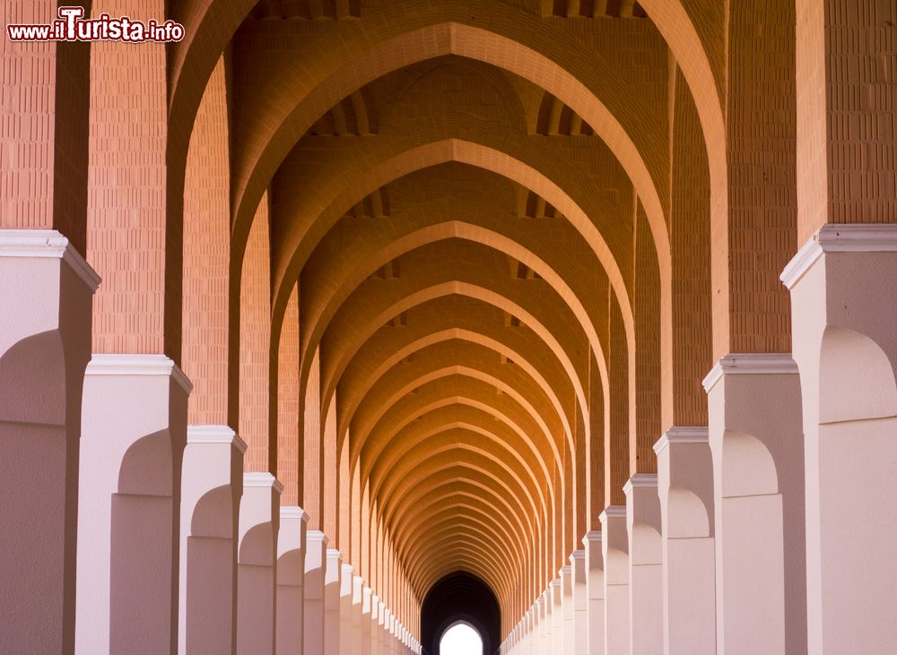 Immagine Esterno della passeggiata nella moschea Bir 'Ali (o Shajarah o Zhulhulaifah) nei pressi di Medina, Arabia Saudita.