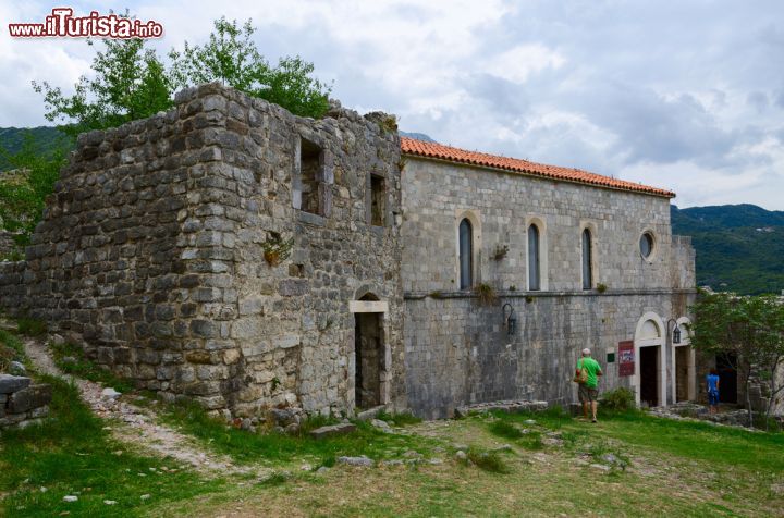 Immagine Esterno della vecchia chiesa di Santa Veneranda nella città di Bar, Montenegro. E' stata in parte restaurata - © Katsiuba Volha / Shutterstock.com