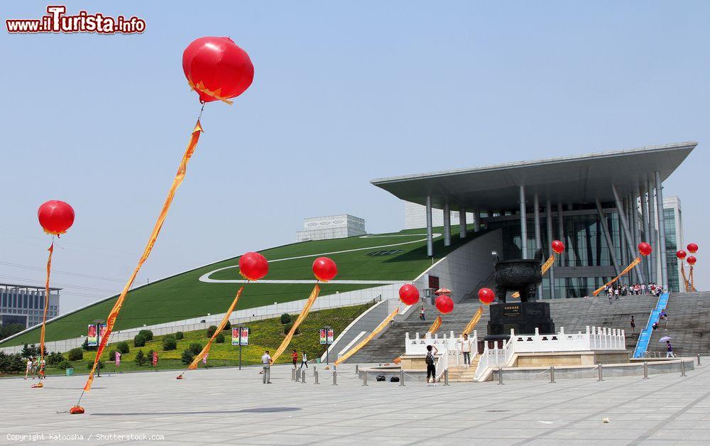 Immagine Esterno dell'edificio che ospita il nuovo Inner Mongolia Museum a Hohhot, Mongolia Interna, Cina. Costruita nel 2007, questa moderna struttura è situata a circa 5 chilometri di distanza da quella che originariamente ospitava le collezioni d'arte. Si possono ammirare fra l'altro selle, costumi, attrezzature da polo, fossili e persino i resti di un dinosauro - © Katoosha / Shutterstock.com