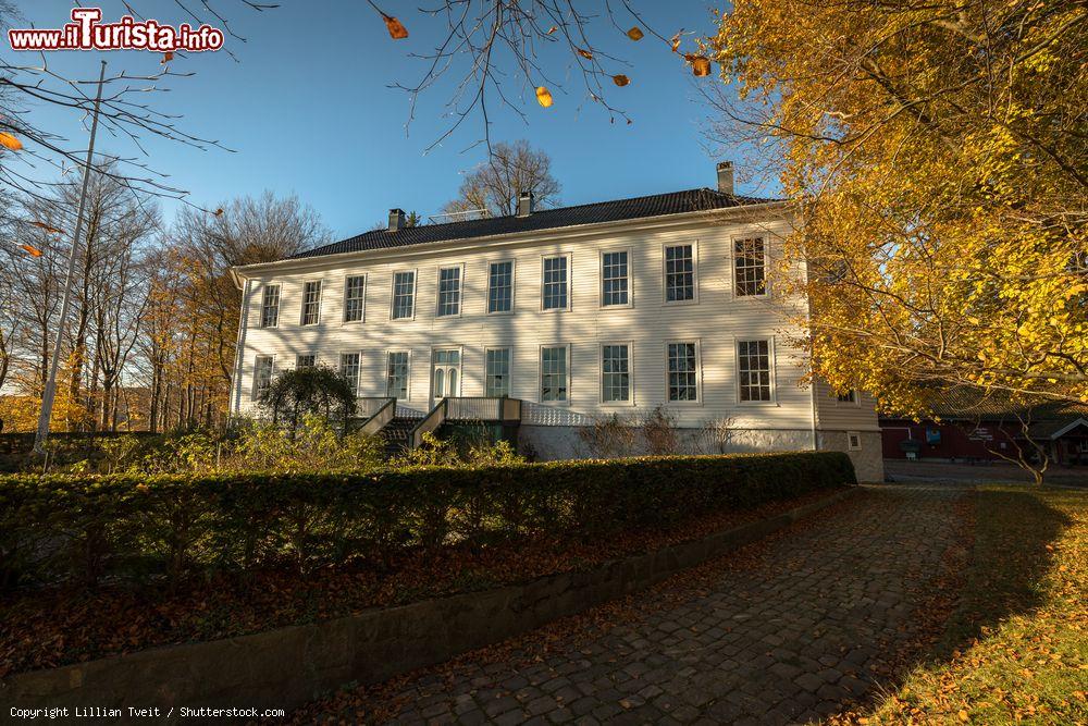 Immagine Esterno dell'elegante palazzo Gimle Gaard nella città di Kristiansand, Norvegia. Si tratta di una parte del Vest-Agder Museum, fondato nel 1903 - © Lillian Tveit / Shutterstock.com