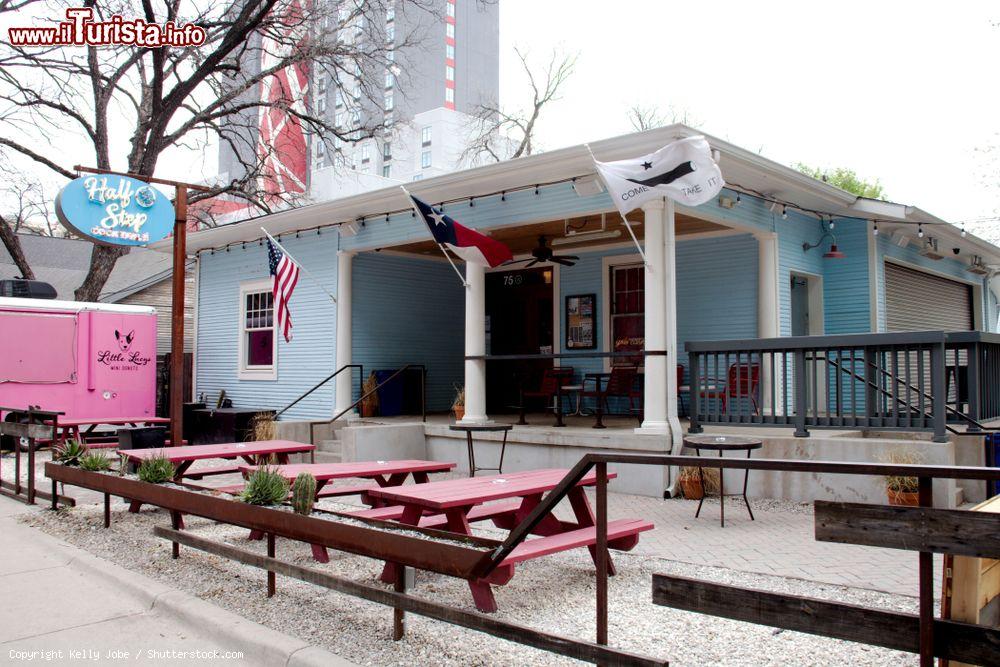Immagine Esterno dell'Half Step Bar nel Rainey Street Entertainment District di Austin, Texas (USA) - © Kelly Jobe / Shutterstock.com
