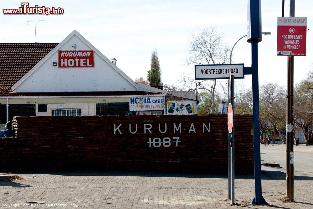 Immagine Esterno di un hotel a Kuruman nella regione di Northern Cape (Capo Settentrionale), Sudafrica. La sua costruzione risale al 1887 e sorge in Voortrekker Road - © Herb Klein / Shutterstock.com