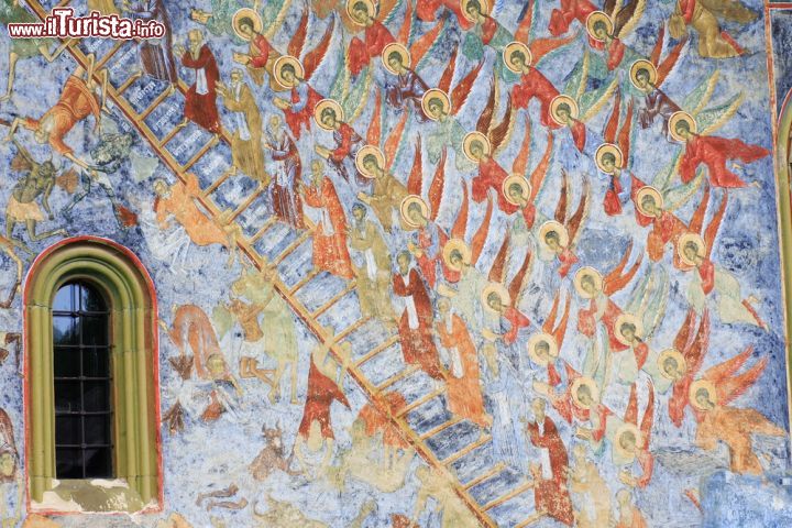 Immagine Dipinti sui muri esterni del Monastero di Sucevita, nella regione storica della Bucovina, in Romania - foto © Silviu Matei / Shutterstock.com