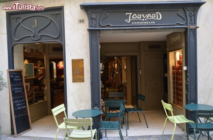 Immagine Esterno della Patisserie Jouvaud, una dolce istituzione del centro di Carpentras, Francia.