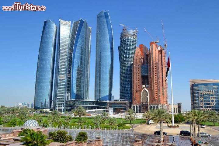 Immagine Etihad Towers, Abu Dhabi: nella giungla di grattacieli che sorgono nella capitale degli Emirati Arabi Uniti, le Etihad Towers possono vantare, al loro interno su un punto d'osservazione panoramico sulla città, l'Observation Deck at 300, situato al settantaquattresimo piano.