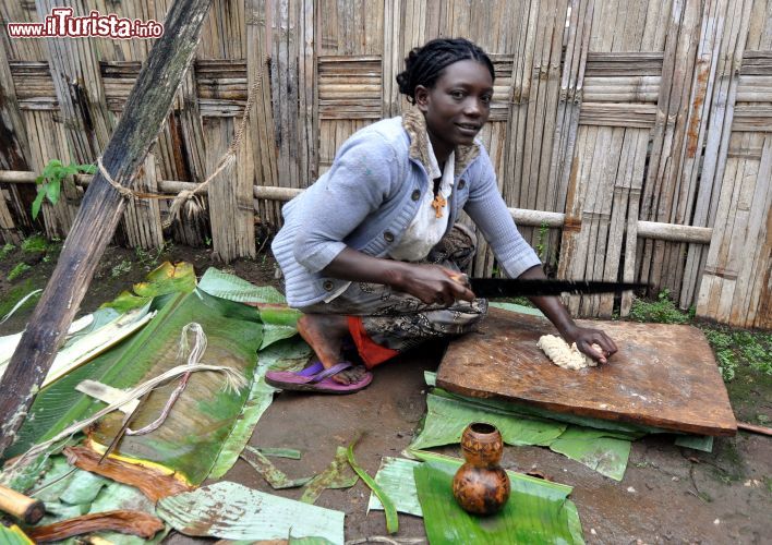 Immagine Una donna di etnia Dorze prepara il Kotcho, Etiopia. Si tratta di un gustoso pane di tipo vegetale fatto con una lunga preparazione che richiede una trentina di giorni.