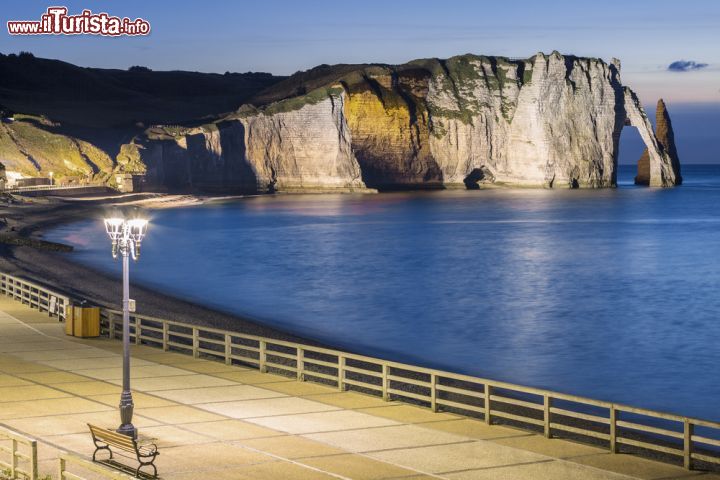Immagine Etretat by night, Normandia, Francia. Questa graziosa località è incastonata fra due scogliere, la Falaise d'Amont e quella d'Aval - © prochasson frederic / Shutterstock.com
