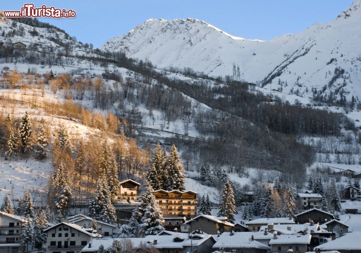 Immagine Etroubles in inverno, Valle d Aosta. Siamo nella Valle del Gran San Bernardo; 5 chilometri separano la città dal traforo che mette in comunicazione la Valle d'Aosta con il cantone svezzero del Vallese - © Enrico Maniscalco / Shutterstock.com