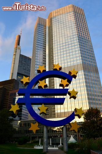 Immagine Euro tower a Francoforte, dal terzo millennio divenuta uno dei simboli della Città (Germania) e dell'Europa unita.