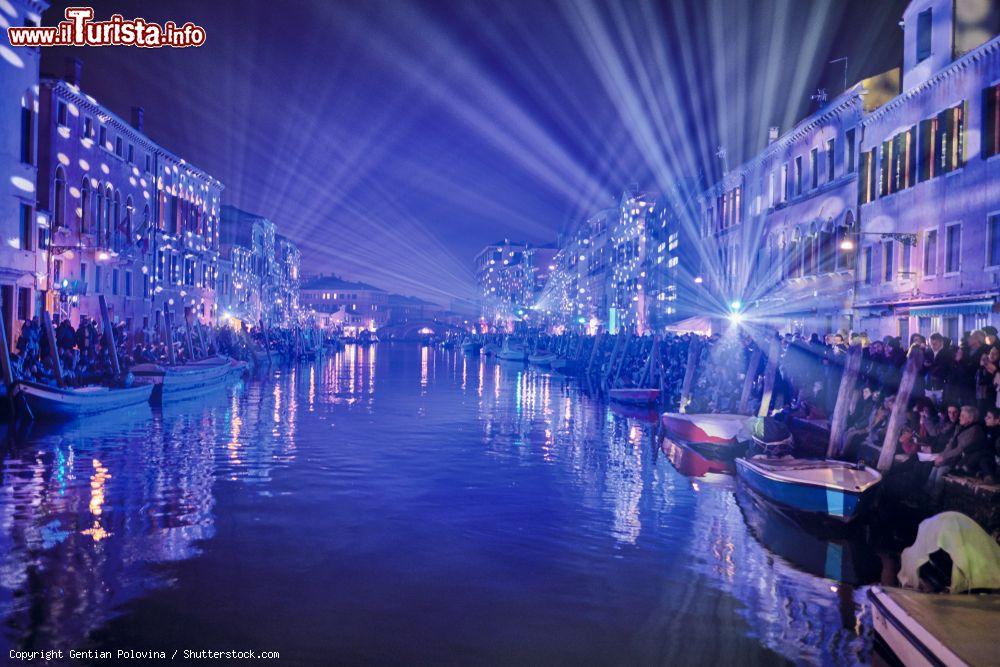 Immagine Evento di apertura del carnevale 2019 a Venezia, Veneto, by night - © Gentian Polovina / Shutterstock.com