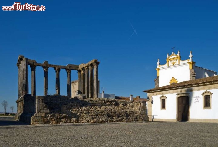 Immagine Evora. Si tratta di una cittadina adagiata su una dolce collina nel vasto orizzonte della pianura azulejos, che conserva nel suo centro storico Patrimonio UNESCO, protetto da un’ampia cinta muraria, un patrimonio culturale di grande valore. Vi si accede attraverso strette stradine di ispirazione moresca che contrastano con piazze inondate di luce. Uno spettacolo che racconta oltre 2000 anni di storia. - © Vadim Petrakov / shutterstock.com