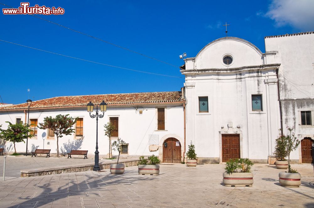 Immagine L'ex convento di San Francesco a Ischitella, Puglia. In origine questo luogo sorgeva su una piccola cappella che venne donata al santo recatosi in pellegrinaggio sul Gargano da parte di Matteo Gentile, signore di Ischitella.