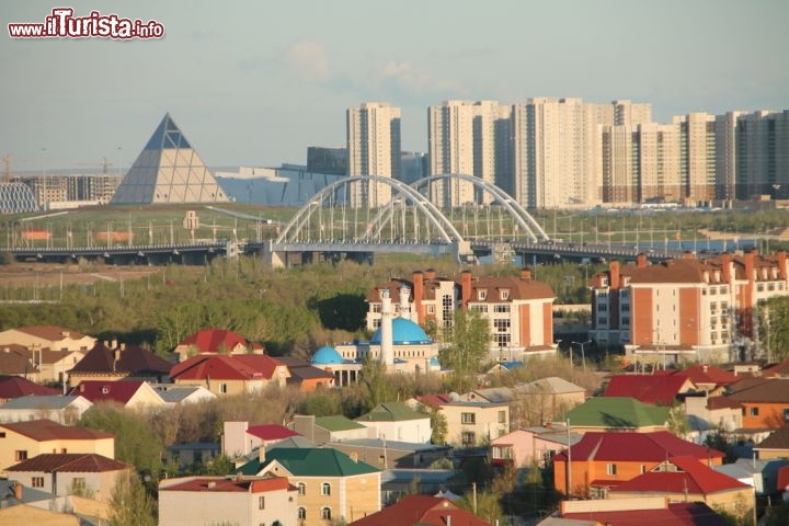 Immagine Expo 2017, Astana - Tra il 10 Giugno e il 10 Settembre 2017 la capitala del Kazakistan ospiterà l'Esposizione Riconosciuta dall'Ufficio Internazionale delle Esposizioni, ovvero l'Expo 2017 che verterà sul tema dell'energia del futuro. L'evento, che avrà luogo su un'area di 25 ettari, prevede la partecipazione di 100 paesi e sei organizzazioni internazionali per una platea di visitatori stimata in circa 7 milioni © rm / Shutterstock.com