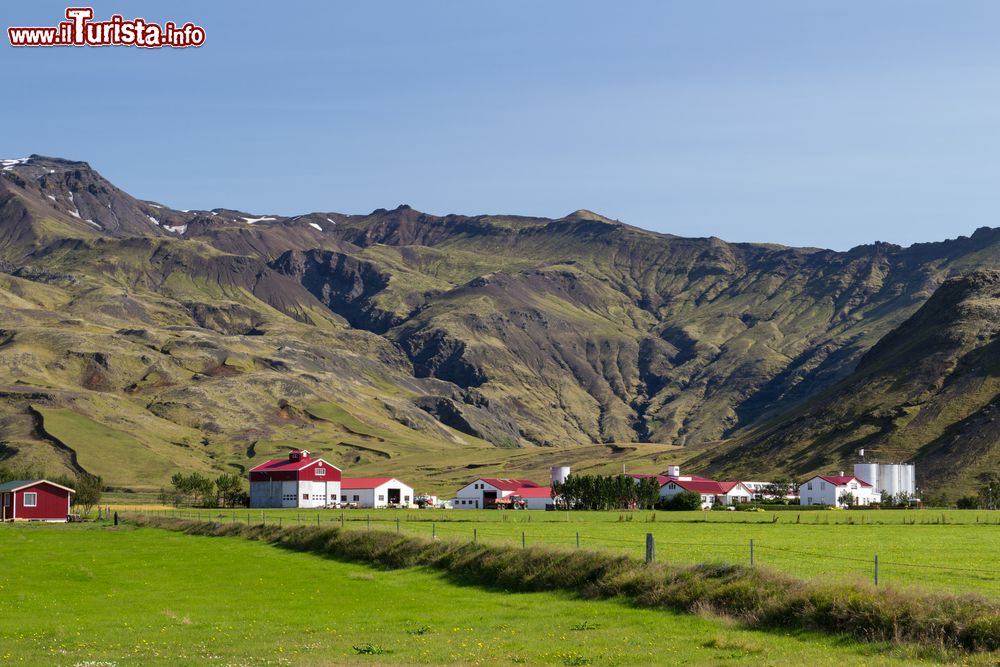 Immagine Eyjafjallajokull in estate, Islanda. Questo vulcano rilascia grandi quantità di fluoro: durante le eruzioni dal 1821 al 23, l'elevata percentuale di questa sostanza determinò l'avvelenamento di molti pascoli.