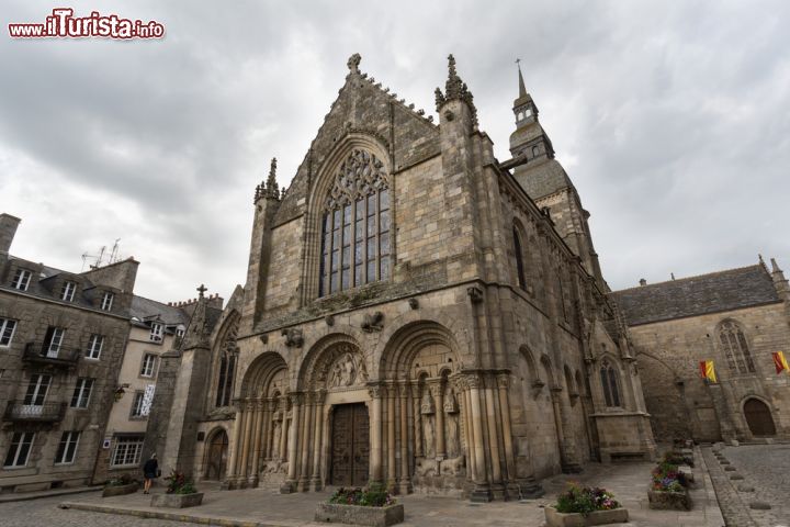 Immagine La facciata della basilica di Saint Sauveur a Dinan, Francia. La sua fondazione risale al XII secolo, ma da allora è stata ripetutamente ricostruita ed ampliata - foto © rodhan / Shutterstock.com